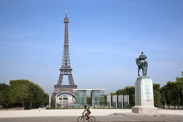 Cycling in Paris (photo credit)